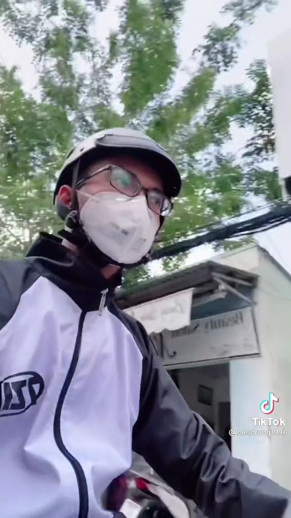 Chuyện tình 2 chàng trai miền Tây: Tặng vàng không đợi dịp miễn em vui