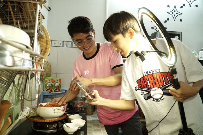 Chuyện tình 2 chàng trai miền Tây: Tặng vàng không đợi dịp miễn em vui