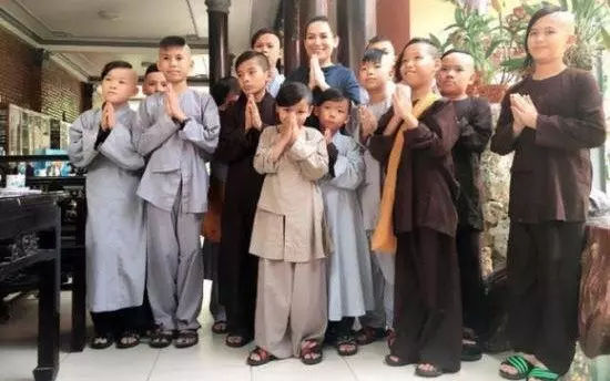 Cố ca sĩ Phi Nhung có con nuôi thứ 24: Vòng tay yêu thương nối dài