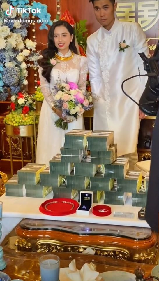 Cô dâu hot nhất Sóc Trăng: Nhà dát vàng, 10 tỷ tiền mặt, 20 cây vàng