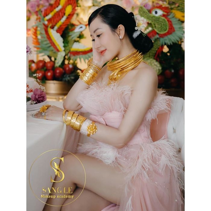 Cô dâu Vĩnh Long đeo 15 cây vàng trong lễ ăn hỏi
