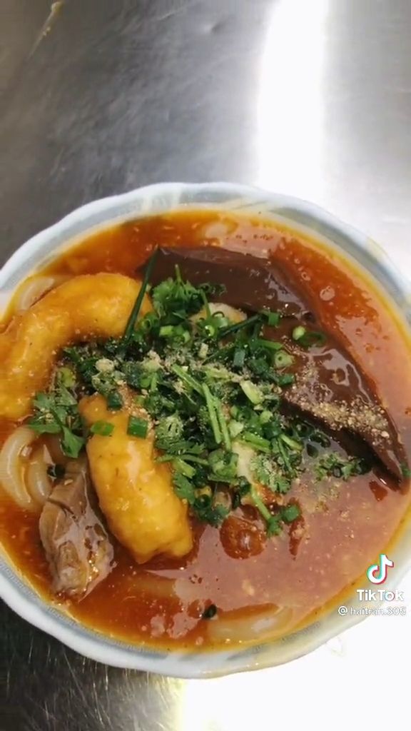 Cô gái dũng cảm nhất SG: Vào quán bánh canh 300k để gọi tô 30k