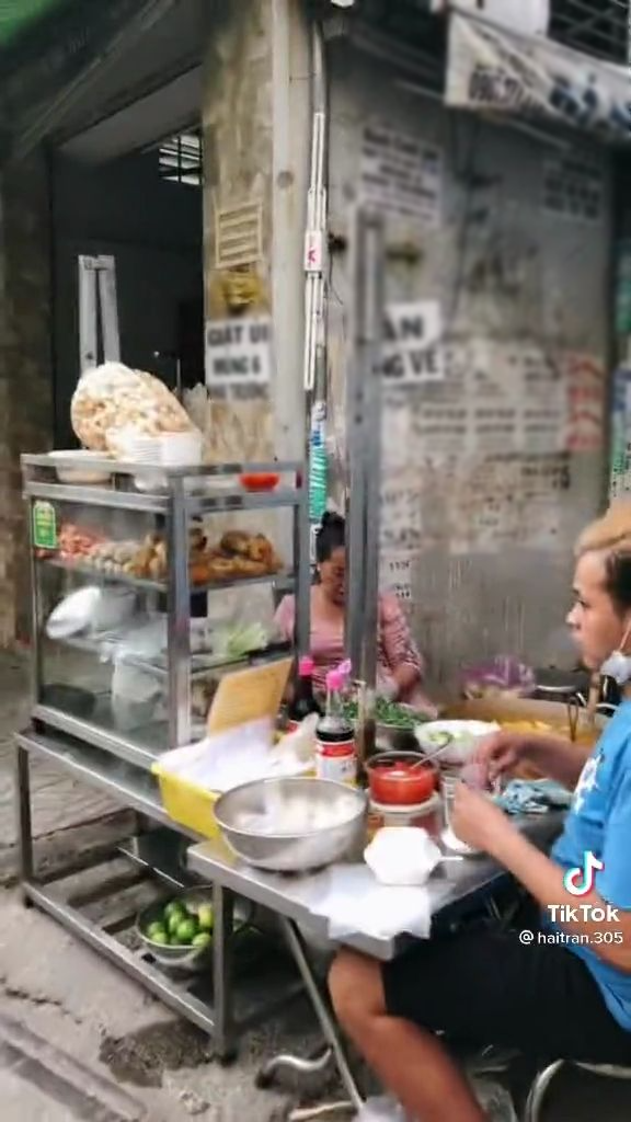 Cô gái dũng cảm nhất SG: Vào quán bánh canh 300k để gọi tô 30k