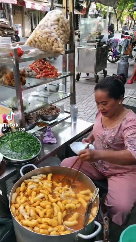 Cô gái dũng cảm nhất SG: Vào quán bánh canh 300k để gọi tô 30k