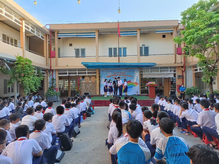Cô giáo vừa giảng vừa bế con: Học trò thương cô nên ngoan hơn mọi ngày