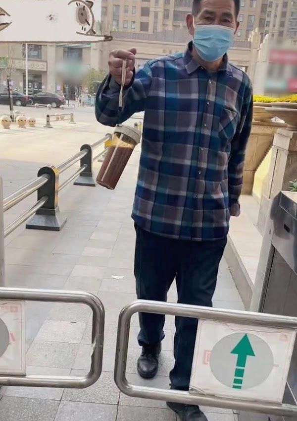 Con dâu vội đi làm quên ăn sáng, bố chồng có hành động vô cùng ấm