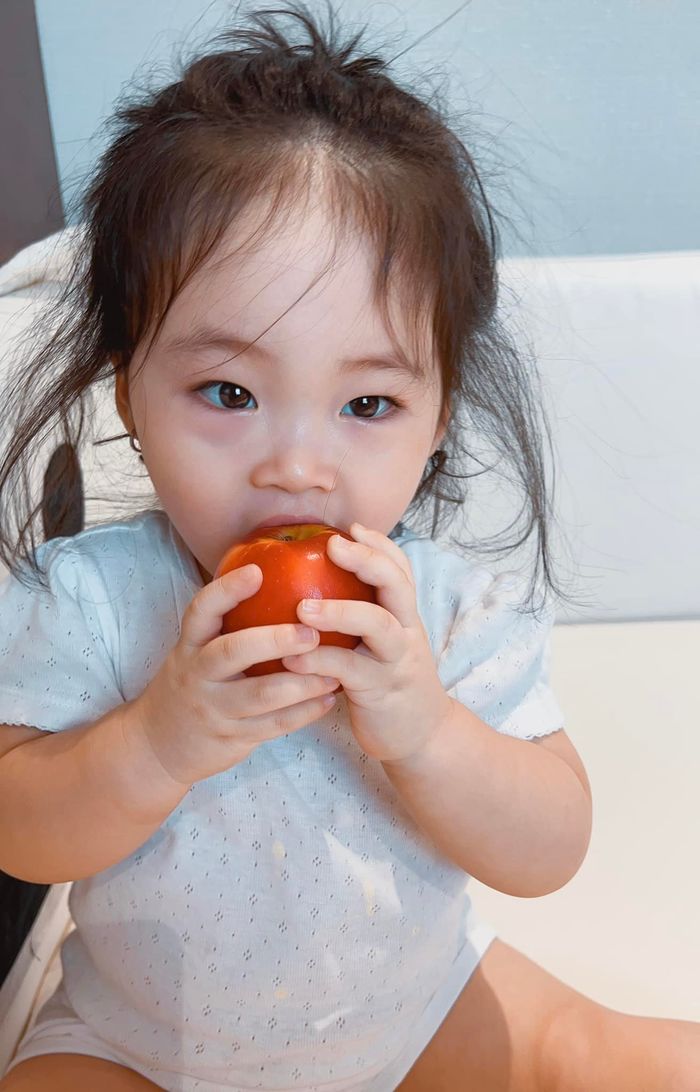 Con gái Pha Lê càng lớn càng xinh, mẹ hứa bảo hộ đến năm 25 tuổi