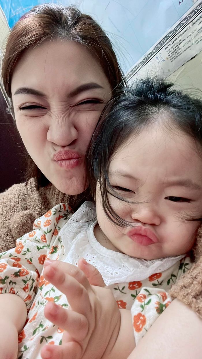 Con gái Pha Lê càng lớn càng xinh, mẹ hứa bảo hộ đến năm 25 tuổi