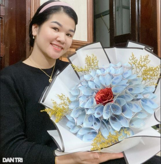 8/3 cô gái đang ở Nhật đặt bó hoa toàn tờ 500k ship về tặng mẹ