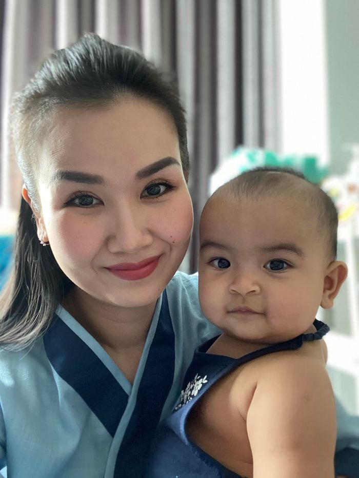 Con gái Võ Hạ Trâm 8 tháng tuổi: răng mọc 10 cái, mặc đồ toàn hơn size