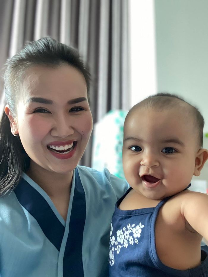 Con gái Võ Hạ Trâm 8 tháng tuổi: răng mọc 10 cái, mặc đồ toàn hơn size