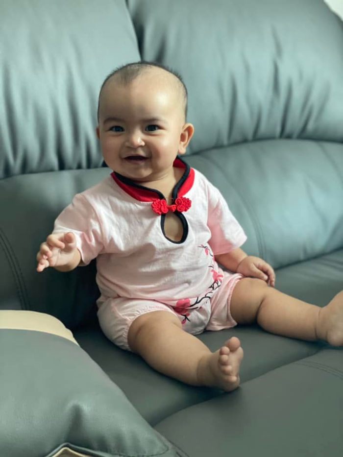 Con gái Võ Hạ Trâm mới 8 tháng tuổi đã biết làm đỏm chụp hình