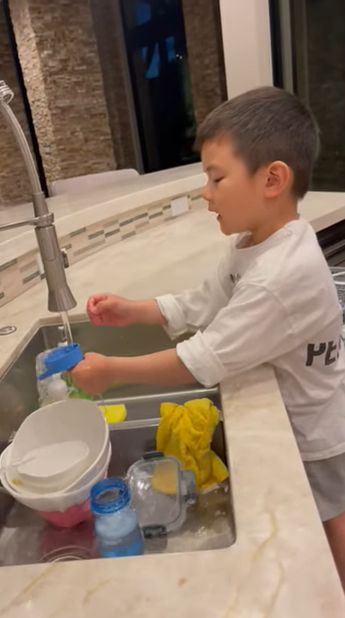 Con trai Đan Trường phụ mẹ trông cửa hàng, rửa chén