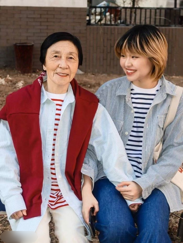 Cụ bà 73 tuổi diện đồ gen Z cực sành điệu: Nhờ cháu gái làm stylist