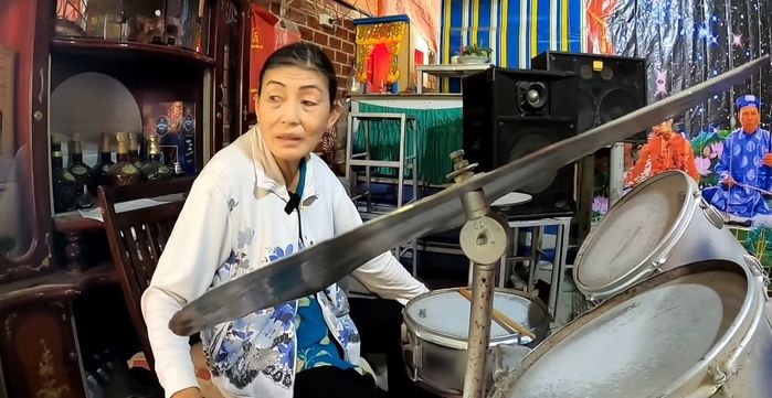Cụ bà U70 mê đánh trống nhất miền Tây: Lủng thì dán lại rồi chơi tiếp