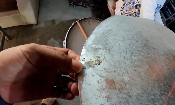 Cụ bà U70 mê đánh trống nhất miền Tây: Lủng thì dán lại rồi chơi tiếp
