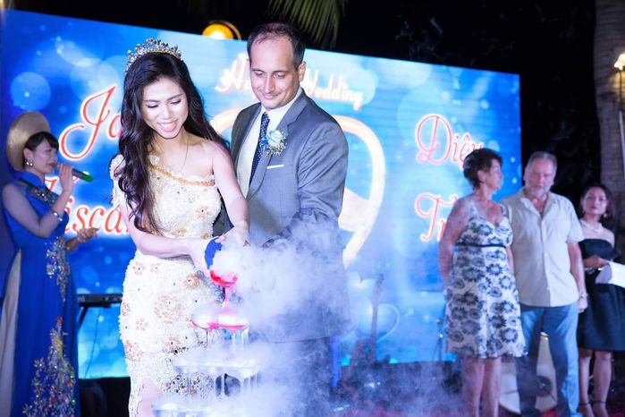 Cùng mất người yêu cũ, nàng Việt chàng Anh trở thành duyên nợ với nhau