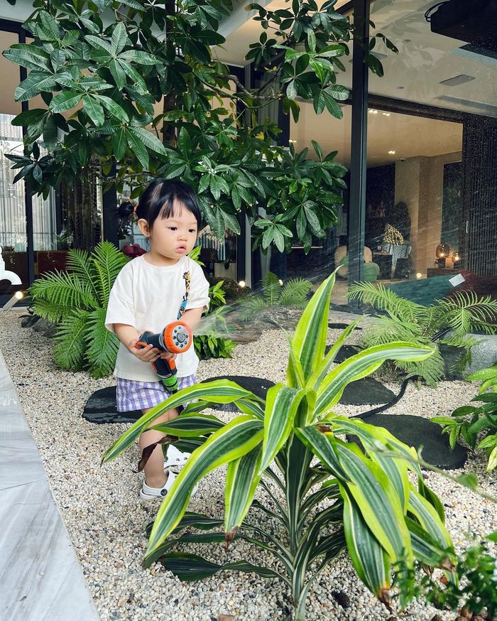 Cường Đô La có con gái đáng tiền: hết rửa xe đến tưới cây cho bố