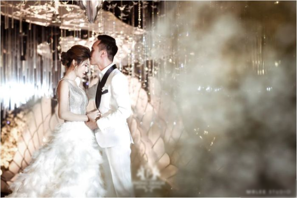Đám cưới tiền tỷ ở Hà Nội: Cỗ toàn tôm hùm size bự, váy cưới xa xỉ