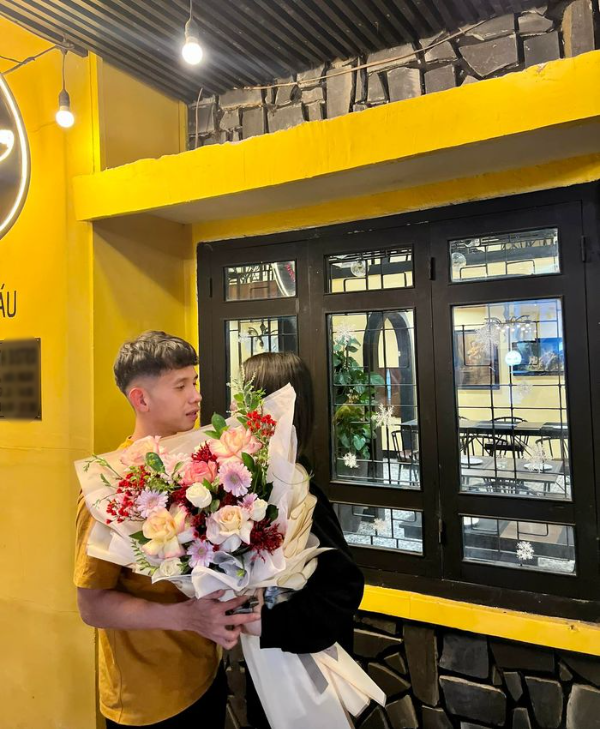 Dàn cầu thủ phát cẩu lương ngày 8/3: Hồng Duy khoe bạn gái