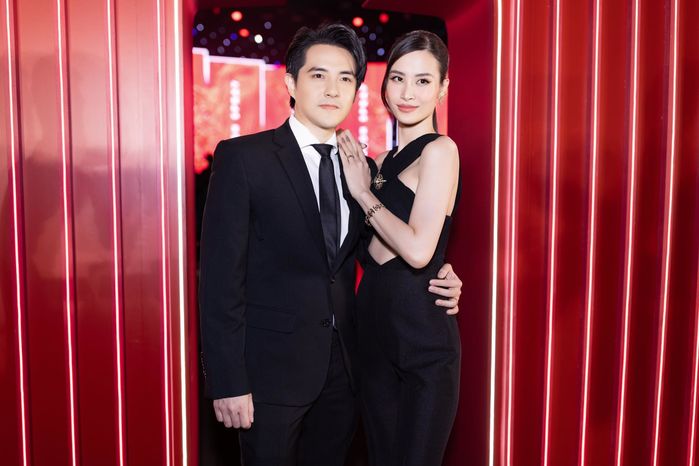 Đến chúc mừng Gil Lê, Hoàng Thùy Linh còn thủ thỉ với tình tin đồn
