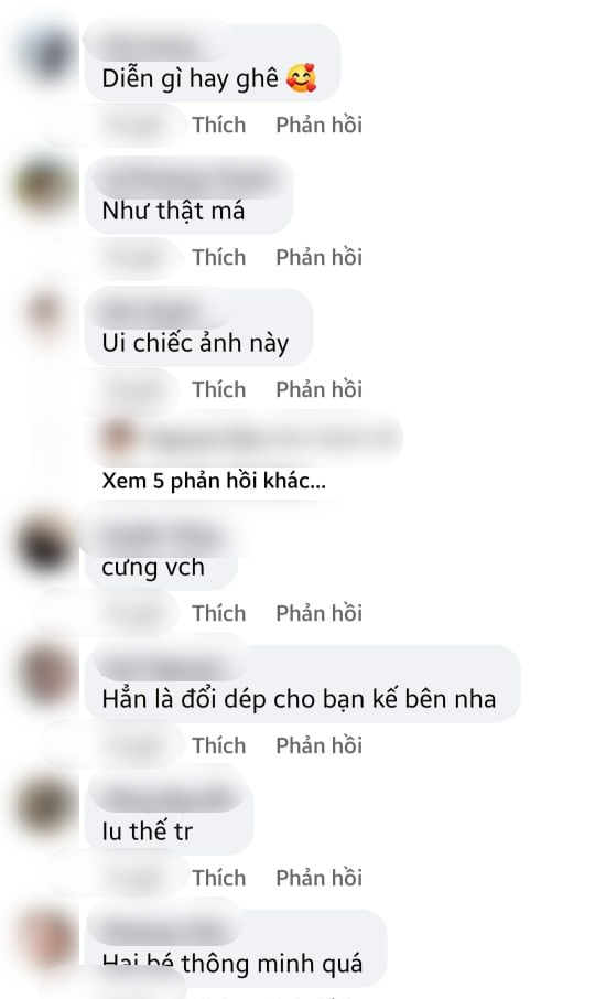 Hai bé gái mẫu giáo chụp ảnh selfie, biểu cảm cực yêu với iPhone dép