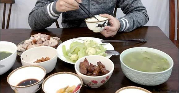 Được chồng cũ tiếp tế đồ ăn, người vợ vẫn từ chối hàn gắn