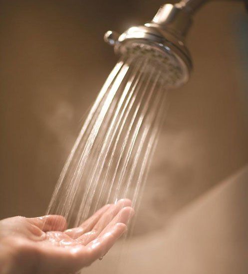 F0 điều trị ở nhà cần làm gì để nhanh khỏi bệnh: Tắm gội bằng nước ấm