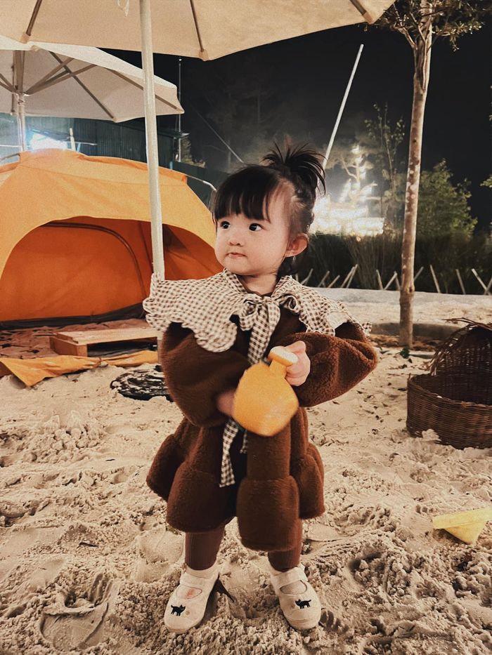 Ét ô ét: Mới 2 tuổi mà cô Tấm Winnie đã biết quét sân cho ba mẹ