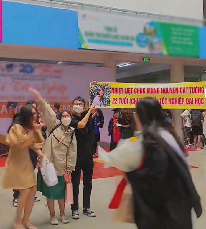 Gái ế 22 tuổi tốt nghiệp ĐH, hội bạn chúc mừng sẵn tiện kiếm bồ giùm