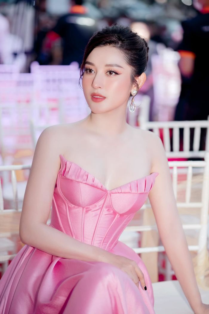 Gen trội nhà sao bộc lộ trong 1 bức ảnh: Midu thừa hưởng toàn ưu điểm