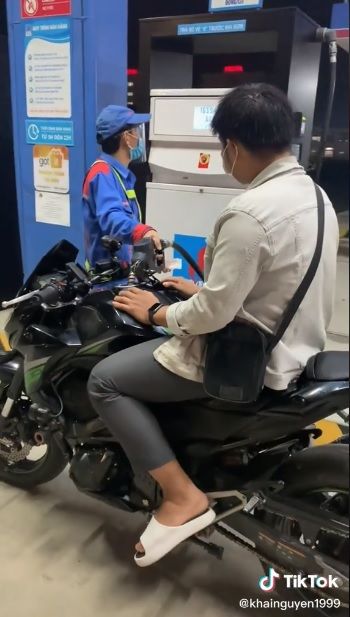 Giá xăng tăng kỷ lục: Wave 100k đầy bình, SH 180k còn mô tô thì 350k