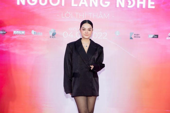 Phạm Quỳnh Anh diện váy rộng xuất hiện bên Quang Huy giữa tin bầu bí
