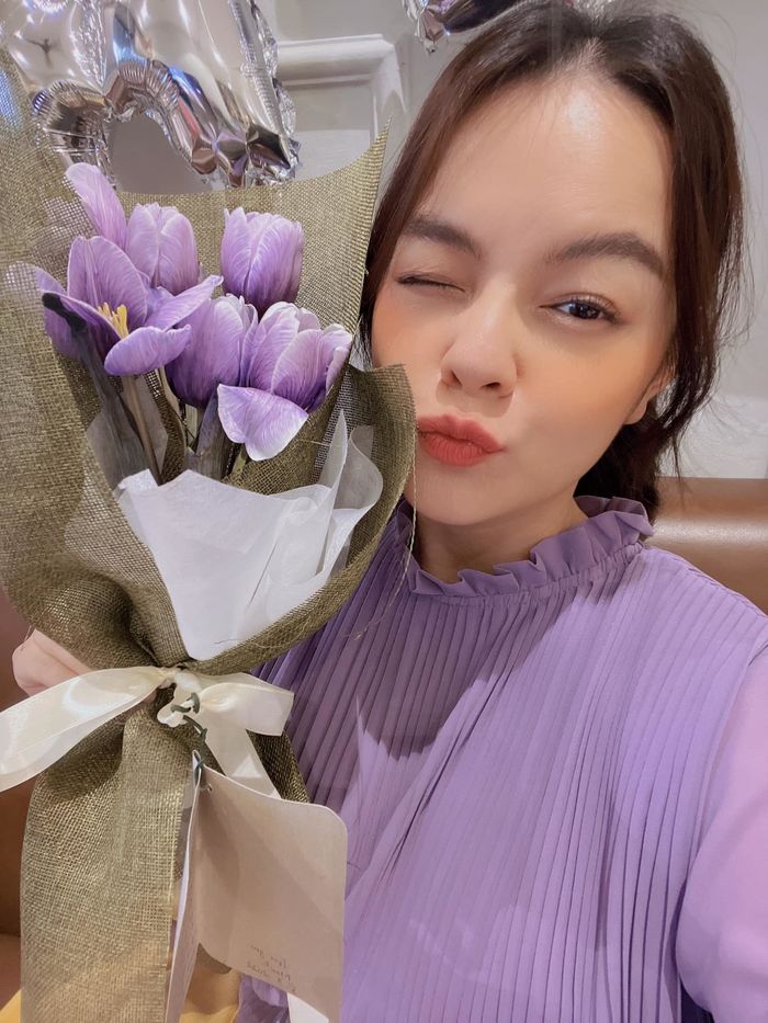 Phạm Quỳnh Anh diện váy rộng xuất hiện bên Quang Huy giữa tin bầu bí