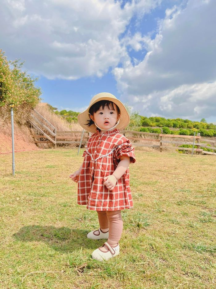 Ét ô ét: Mới 2 tuổi mà cô Tấm Winnie đã biết quét sân cho ba mẹ