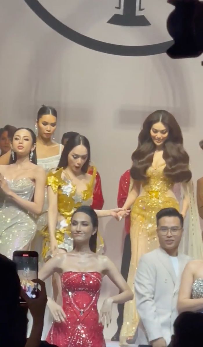 Hành động đẹp của Hương Giang: đỡ tay tiền bối, nhường spotlight