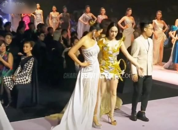 Hành động đẹp của Hương Giang: đỡ tay tiền bối, nhường spotlight