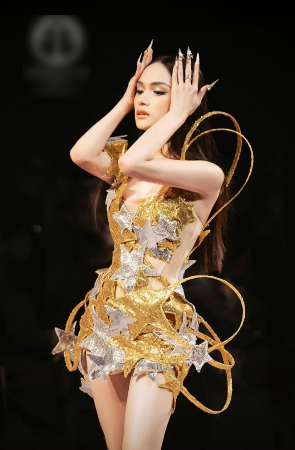Hành động đẹp của Hương Giang: đỡ tay tiền bối, nhường spotlight