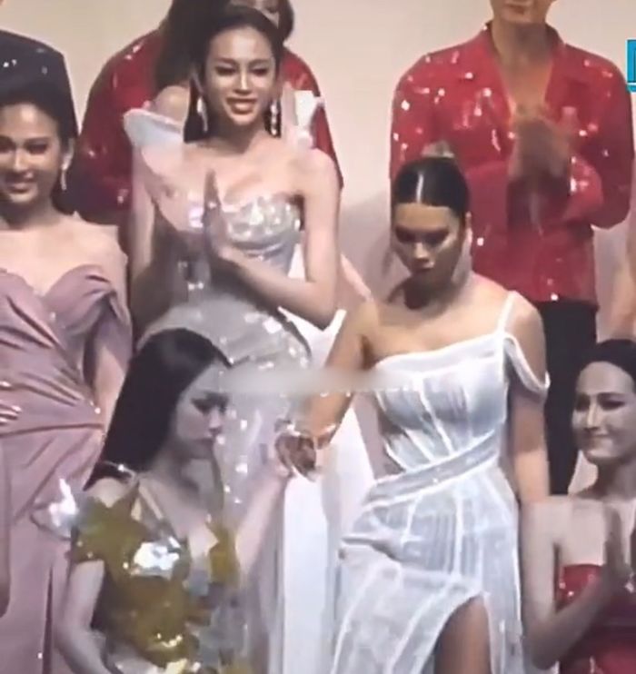 Hành động đẹp của Hương Giang: đỡ tay tiền bối, nhường spotlight