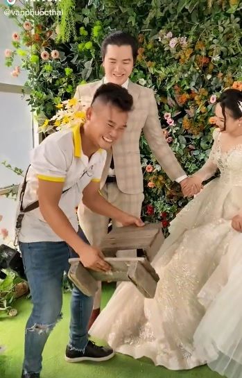 Hảo thợ chụp ảnh cưới: Dùng ghế kê chân cho cô dâu nấm lùn