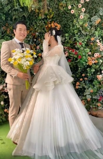 Hảo thợ chụp ảnh cưới: Dùng ghế kê chân cho cô dâu nấm lùn