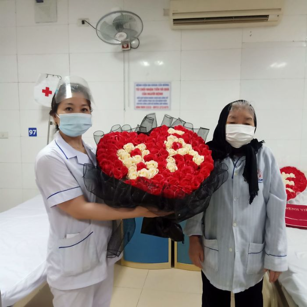 Cụ bà rưng rưng xúc động khi con cháu mua hoa vào viện mừng ngày 8/3