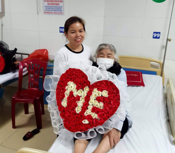 Cụ bà rưng rưng xúc động khi con cháu mua hoa vào viện mừng ngày 8/3