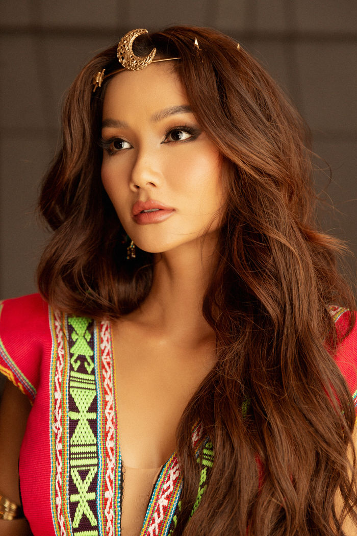 Hoa hậu H'Hen Niê đẹp hoang dại trong trang phục dân tộc 