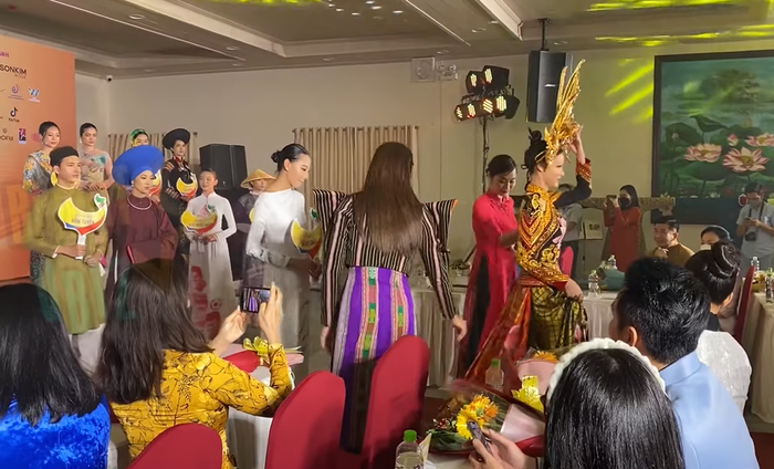 H'Hen Niê lại hành động đẹp khi thấy mẫu nữ vồ ếch lúc diễn áo dài