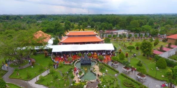 Hồ cá Koi bạc tỷ trong biệt thự đi mỏi chân của sao Việt
