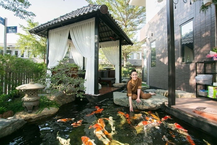 Hồ cá Koi bạc tỷ trong biệt thự đi mỏi chân của sao Việt