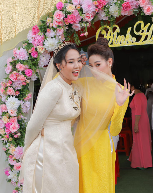 Hoa hậu Khánh Vân cứ lên đồ đi đám cưới là khiến cô dâu phải dè chừng