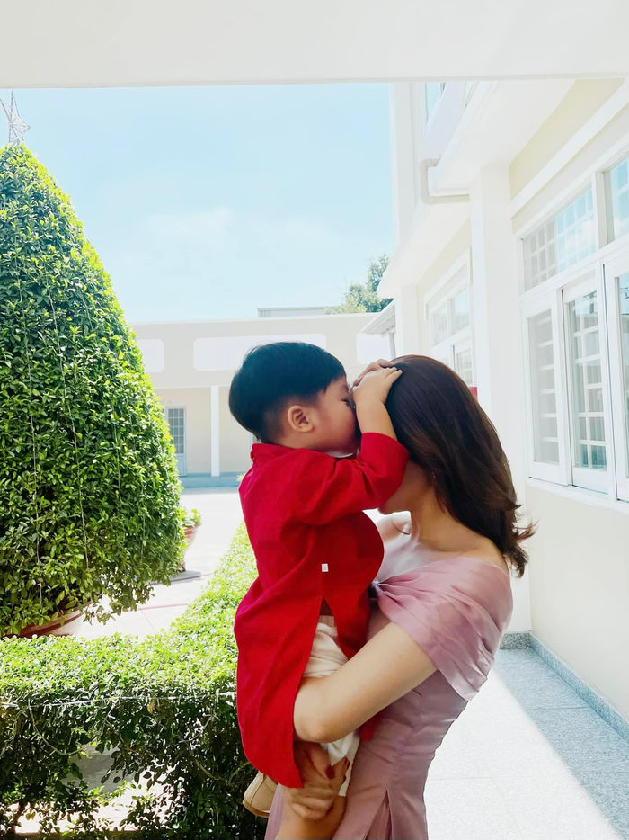 Hòa Minzy sau 1 tháng chia tay: Nhuận sắc thấy rõ, bình yên bên quý tử