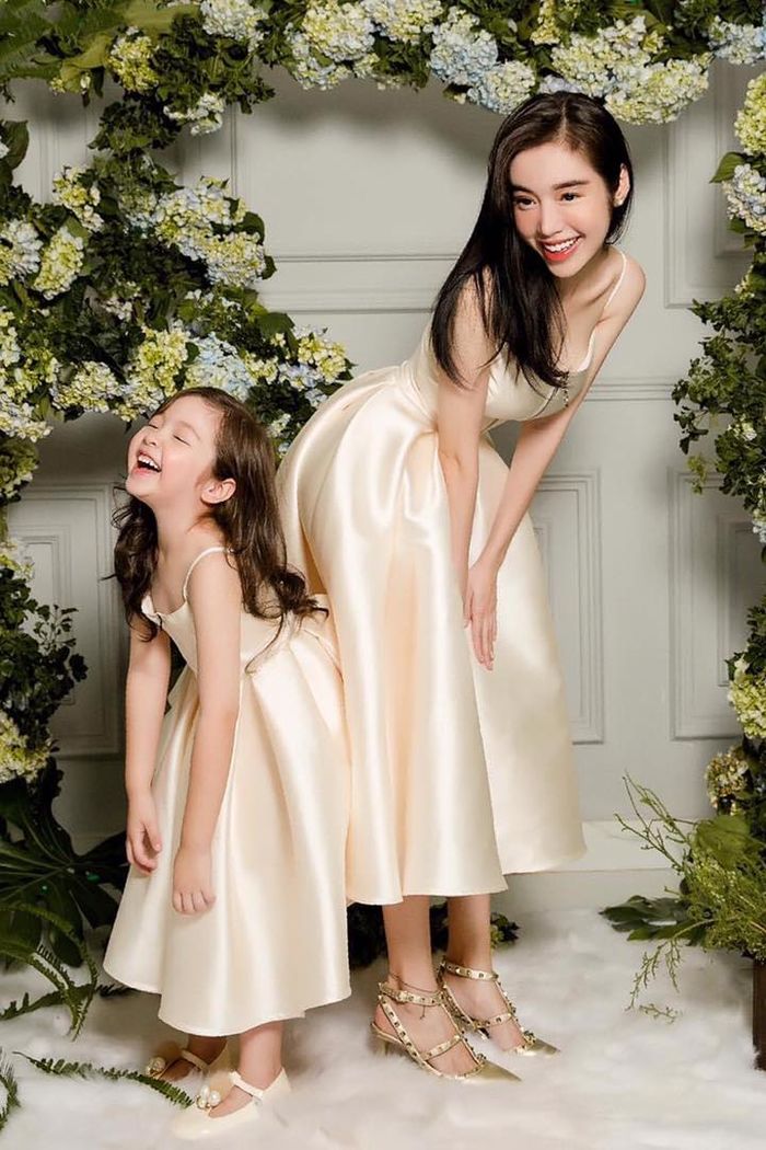 Học mỹ nhân Việt cách lên đồ với ái nữ: mẹ con Hà Hồ sành điệu